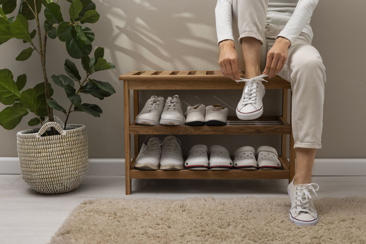 Szafka na buty z siedziskiem: na co zwrócić uwagę przy wyborze?